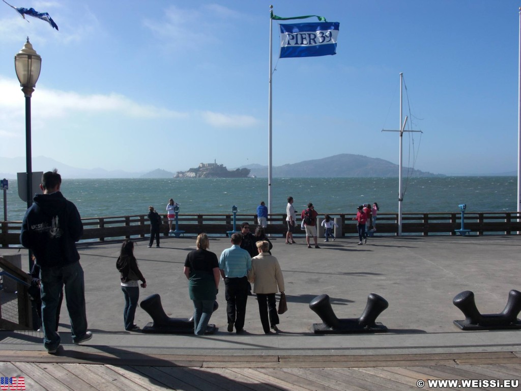 San Francisco. Pier 39. - Westküste, Fishermans Wharf, Pier 39, Alcatraz, Fahne, Fahnenmast, San Francisco - (Fisherman's Wharf, San Francisco, California, Vereinigte Staaten)