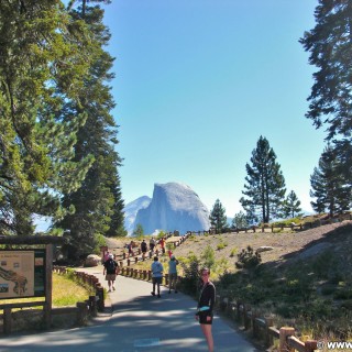 Yosemite National Park. - Schild, Tafel, Granit-Monolith, Yosemite Nationalpark, Half Dome, Glacier Point, Bergspitze, Karte, Wegweiser, Personen - LUTZER Sandra - (Curry Village, Yosemite National Park, California, Vereinigte Staaten)