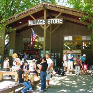 Yosemite National Park. - Yosemite Nationalpark, Yosemite Valley, Village Store - (Yosemite Village, Yosemite National Park, California, Vereinigte Staaten)