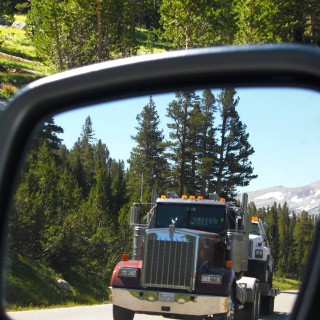 Yosemite National Park. - Yosemite Nationalpark, Tioga Pass, Truck, LKW, Lastkraftwagen, Rückspiegel, Dana Meadows - (Lee Vining, Yosemite National Park, California, Vereinigte Staaten)