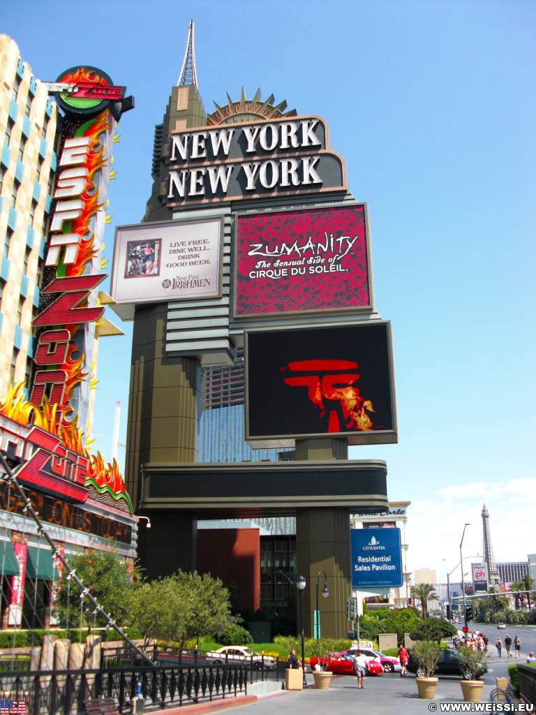 Las Vegas. - Gebäude, Werbeschild, Las Vegas, Videowall, Fassade, New York-New York Hotel und Casino, Hochschaubahn, Achterbahn, Roller coaster, Statue of Liberty, Empire State Building, Chrysler Building, Werbeturm - (Bracken, Las Vegas, Nevada, Vereinigte Staaten)