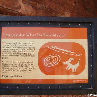 Valley of Fire State Park. Atlatl Rock - Valley of Fire State Park. - Schild, Tafel, Ankünder, Valley of Fire State Park, Atlatl Rock, Petroglyphs - (Valley of Fire State Park, Mesquite, Nevada, Vereinigte Staaten)