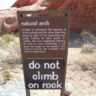 Valley of Fire State Park. Arch Rock - Valley of Fire State Park. - Schild, Tafel, Ankünder, Felsen, Felsformation, Valley of Fire State Park, Sandstein, Sandsteinformationen, Erosion, Arch Rock - (Valley of Fire State Park, Mesquite, Nevada, Vereinigte Staaten)