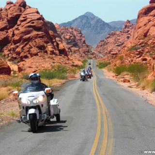 Valley of Fire State Park. - Strasse, Motorrad, Landschaft, Felsen, Felsformation, Bike, Valley of Fire State Park, Sandstein, Sandsteinformationen, Erosion - (Valley of Fire State Park, Overton, Nevada, Vereinigte Staaten)