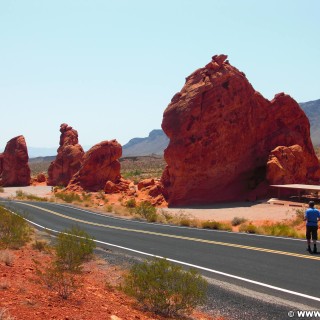 Valley of Fire State Park. Seven Sisters - Valley of Fire State Park. - Strasse, Felsen, Felsformation, Valley of Fire State Park, Sandstein, Sandsteinformationen, Erosion, Seven Sisters - (Valley of Fire State Park, Overton, Nevada, Vereinigte Staaten)