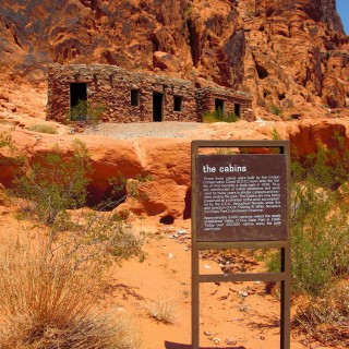 Valley of Fire State Park. The Cabins - Valley of Fire State Park. - Gebäude, Schild, Unterkunft, Haus, Tafel, Ankünder, Felsen, Felsformation, Valley of Fire State Park, Sandstein, Sandsteinformationen, Erosion, The Cabins - (Valley of Fire State Park, Overton, Nevada, Vereinigte Staaten)