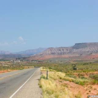 On the road. - Landschaft, On the Road - (La Verkin, Utah, Vereinigte Staaten)