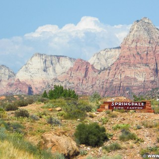 Zion National Park. - Schild, Landschaft, Ankünder, Einfahrtsschild, Berg, Bridge Mountain, Zion National Park - (Rockville, Springdale, Utah, Vereinigte Staaten)