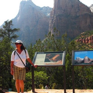 Zion National Park. Court of the Patriarchs - Zion National Park. - Schild, Tafel, Berg, Personen, Sandstein, Sandsteinformationen, Zion National Park, Court of the Patriarchs - WEISSINGER Edeltraud - (Zion Lodge, Virgin, Utah, Vereinigte Staaten)