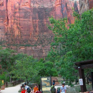 Zion National Park. - Personen, Sandstein, Zion National Park, Temple of Sinawava - (Zion Lodge, Virgin, Utah, Vereinigte Staaten)