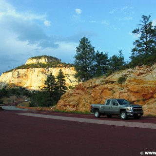 Zion National Park. - Auto, Zion National Park - (Zion Lodge, Mount Carmel, Utah, Vereinigte Staaten)