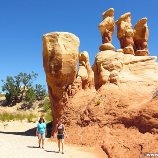 Devils Garden. - Landschaft, Felsen, Personen, Skulptur, Skulpturen, Figuren, Sandstein, Sandsteinformationen, Grand Staircase Escalante National Monument, Hoodoos, Hole-in-the-Rock Road, Devils Garden - LUTZER Sandra, WEISSINGER Edeltraud - (Escalante, Utah, Vereinigte Staaten)