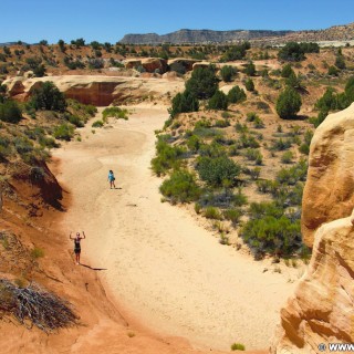 Devils Garden. - Landschaft, Felsen, Personen, Sandstein, Sandsteinformationen, Grand Staircase Escalante National Monument, Hoodoos, Hole-in-the-Rock Road, Devils Garden - LUTZER Sandra, WEISSINGER Edeltraud - (Escalante, Utah, Vereinigte Staaten)