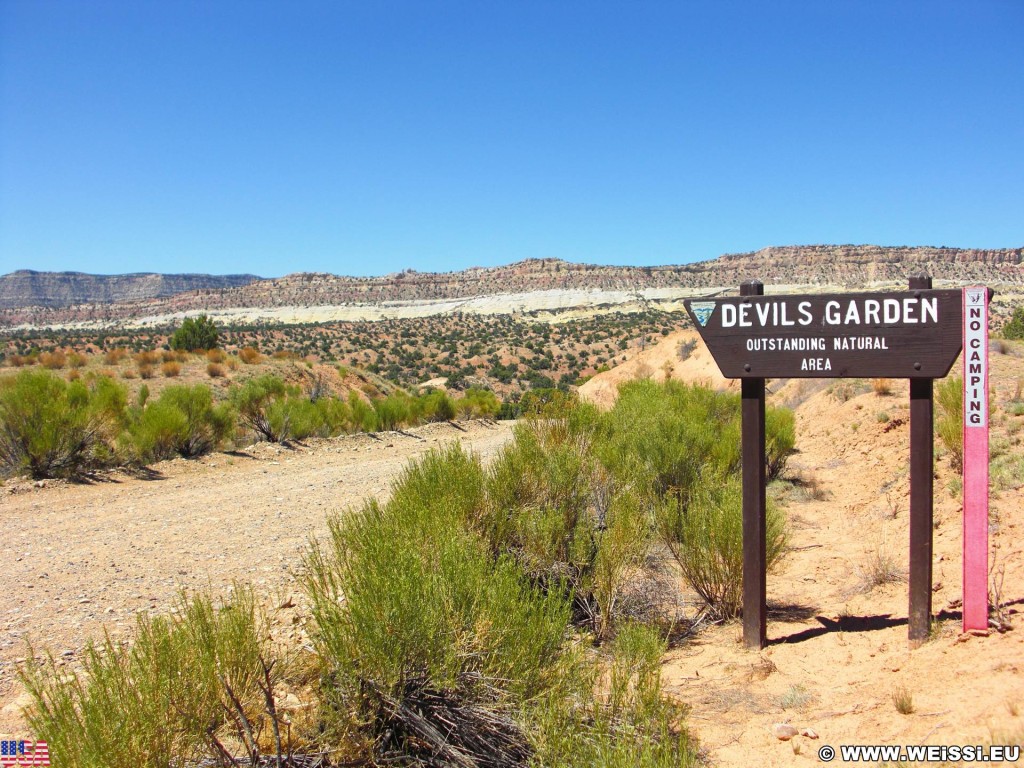 Devils Garden. - Schild, Landschaft, Tafel, Wegweiser, Grand Staircase Escalante National Monument, Hole-in-the-Rock Road, Devils Garden - (Escalante, Utah, Vereinigte Staaten)