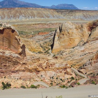 Burr Trail. Burr Trail Scenic Backway. - Strasse, Landschaft, Felsen, Felsformation, Sandstein, Sandsteinformationen, Scenic Backway, Burr Trail, Capitol Reef National Park, Burr Trail Switchbacks - (Eggnog, Boulder, Utah, Vereinigte Staaten)