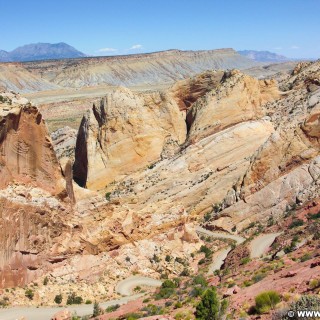 Burr Trail. Burr Trail Scenic Backway. - Strasse, Landschaft, Felsen, Felsformation, Sandstein, Sandsteinformationen, Scenic Backway, Burr Trail, Capitol Reef National Park, Burr Trail Switchbacks - (Eggnog, Boulder, Utah, Vereinigte Staaten)