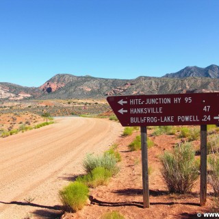 Burr Trail. Burr Trail Scenic Backway. - Strasse, Schild, Landschaft, Tafel, Wegweiser, Scenic Backway, Burr Trail - (Ticaboo, Boulder, Utah, Vereinigte Staaten)