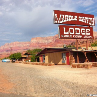 Marble Canyon. - Gebäude, Werbeschild, Schild, Landschaft, Tafel, Felsen, Werbeturm, Sandstein, Canyon, Marble Canyon, Lodge - (Marble Canyon, Arizona, Vereinigte Staaten)