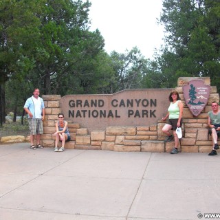 Grand Canyon National Park. - Schild, Tafel, Einfahrtsschild, Personen, Grand Canyon, National Park - LUTZER Sandra, WEISSINGER Andreas, WEISSINGER Edeltraud, WEISSINGER Erwin - (Tusayan, Grand Canyon, Arizona, Vereinigte Staaten)