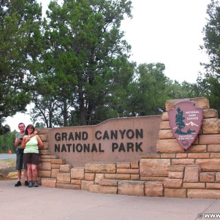 Grand Canyon National Park. - Schild, Tafel, Einfahrtsschild, Personen, Grand Canyon, National Park - WEISSINGER Edeltraud - (Tusayan, Grand Canyon, Arizona, Vereinigte Staaten)