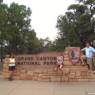 Grand Canyon National Park. - Schild, Tafel, Einfahrtsschild, Personen, Grand Canyon, National Park - LUTZER Sandra, WEISSINGER Andreas, WEISSINGER Edeltraud - (Tusayan, Grand Canyon, Arizona, Vereinigte Staaten)