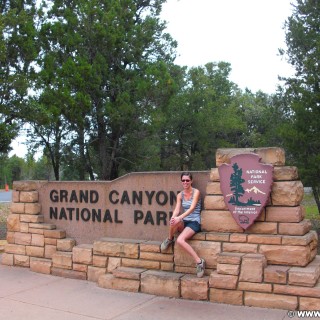 Grand Canyon National Park. - Schild, Tafel, Einfahrtsschild, Personen, Grand Canyon, National Park - LUTZER Sandra - (Tusayan, Grand Canyon, Arizona, Vereinigte Staaten)