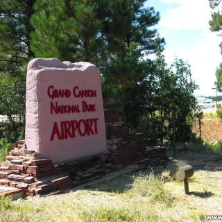 Grand Canyon National Park. - Schild, Tafel, Einfahrtsschild, Grand Canyon, National Park, Hubschrauber, Helikopter, Airport - (Tusayan, Grand Canyon, Arizona, Vereinigte Staaten)