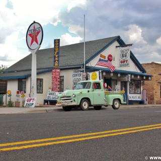 Historic Route 66. - Gebäude, Auto, Schild, Tafel, Gift Shop, Werbeturm, Route 66, Seligman, Dodge - (Seligman, Arizona, Vereinigte Staaten)