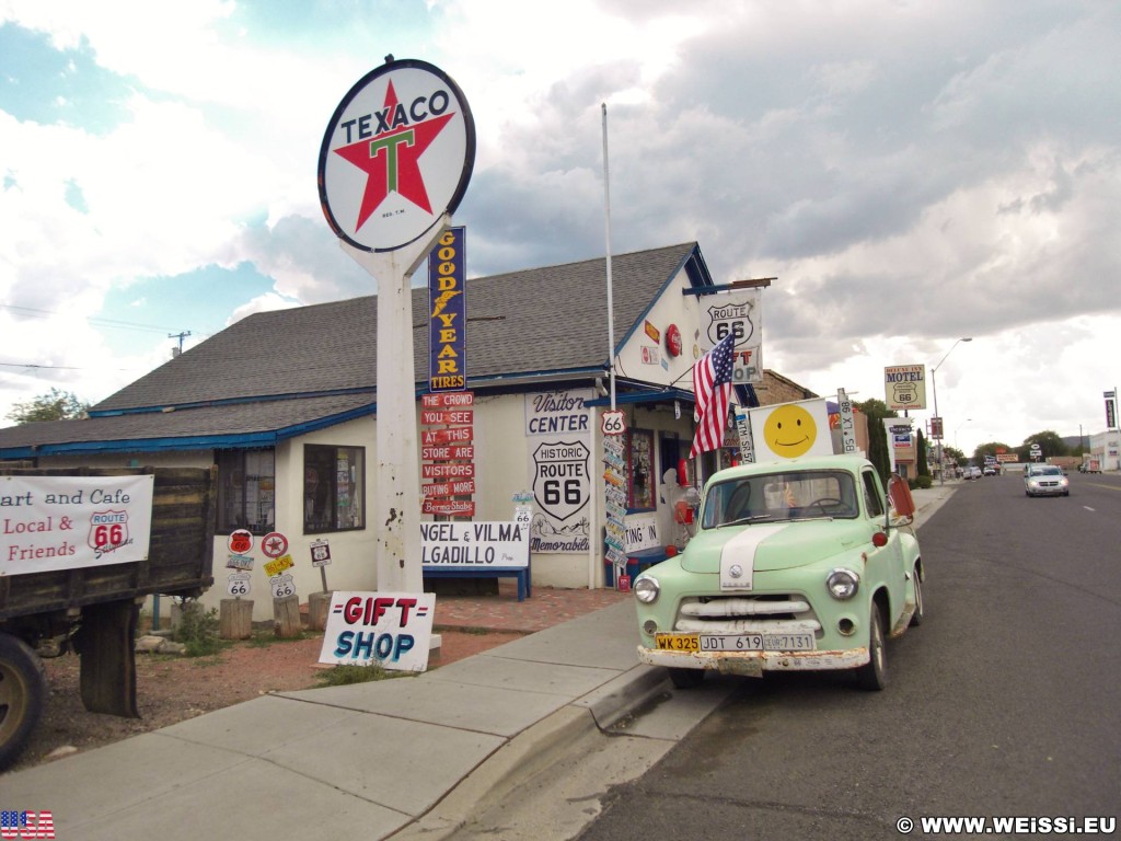 Historic Route 66. - Gebäude, Auto, Schild, Tafel, Gift Shop, Werbeturm, Route 66, Seligman, Dodge - (Seligman, Arizona, Vereinigte Staaten)