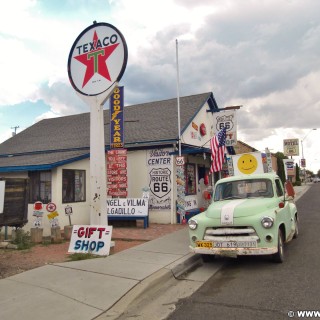 Historic Route 66. - Gebäude, Auto, Schild, Tafel, Gift Shop, Werbeturm, Route 66, Seligman, Dodge - (Seligman, Arizona, Vereinigte Staaten)