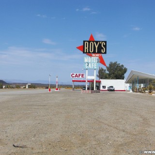 Historic Route 66. - Gebäude, Werbeschild, Schild, Tankstelle, Tafel, Motel, Werbeturm, Route 66, Amboy, Roy's Café - (Amboy, California, Vereinigte Staaten)