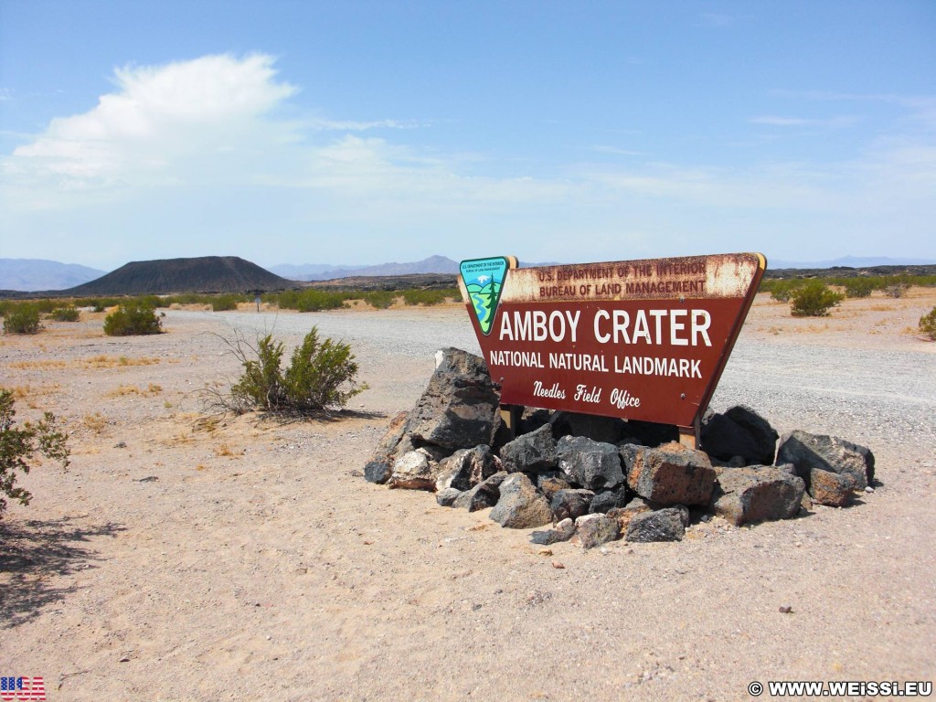 Amboy Crater - National Natural Landmark. - Schild, Landschaft, Tafel, Einfahrtsschild, Amboy, Amboy Crater, Vulkankegel, Lavagestein, National Natural Landmark - (Amboy, California, Vereinigte Staaten)