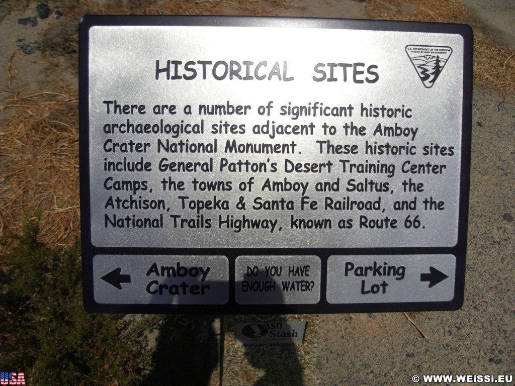 Amboy Crater - National Natural Landmark. - Schild, Tafel, Amboy, Amboy Crater, Vulkankegel, National Natural Landmark - (Amboy, California, Vereinigte Staaten)