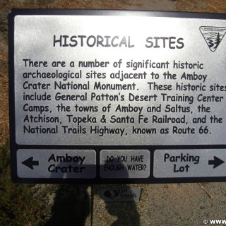 Amboy Crater - National Natural Landmark. - Schild, Tafel, Amboy, Amboy Crater, Vulkankegel, National Natural Landmark - (Amboy, California, Vereinigte Staaten)