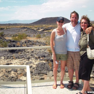 Amboy Crater - National Natural Landmark. - Personen, Amboy, Amboy Crater, Vulkankegel, Lavagestein, National Natural Landmark - LUTZER Sandra, WEISSINGER Andreas, WEISSINGER Edeltraud - (Amboy, California, Vereinigte Staaten)