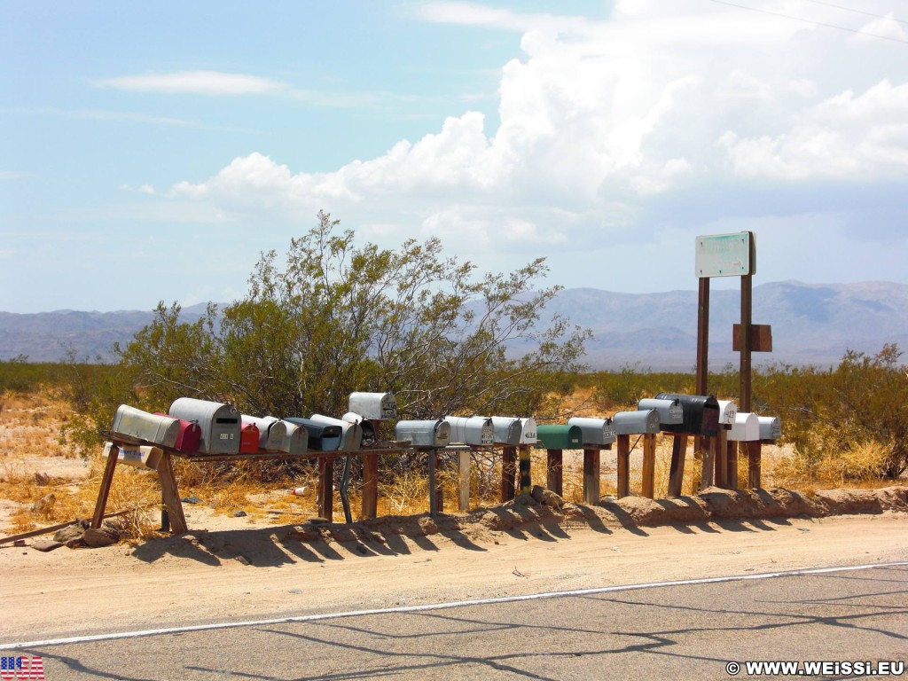 On the road. - Postkasten, Briefkasten - (Old Dale, Twentynine Palms, California, Vereinigte Staaten)