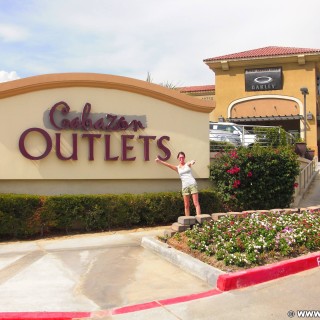 Cabazon Outlets. - Personen, Cabazon Outlets, Outlet - LUTZER Sandra - (Owl, Cabazon, California, Vereinigte Staaten)