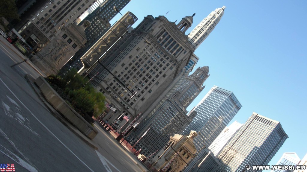 Skyline. Skyline von Jean Baptiste Point Du Sable Homesite in Richtung Carbide und Carbon Building, London Guarantee Building, Mather Tower und 35 East Wacker blickend.. - Gebäude, Cityfront Center - (Cityfront Center, Chicago, Illinois, Vereinigte Staaten)