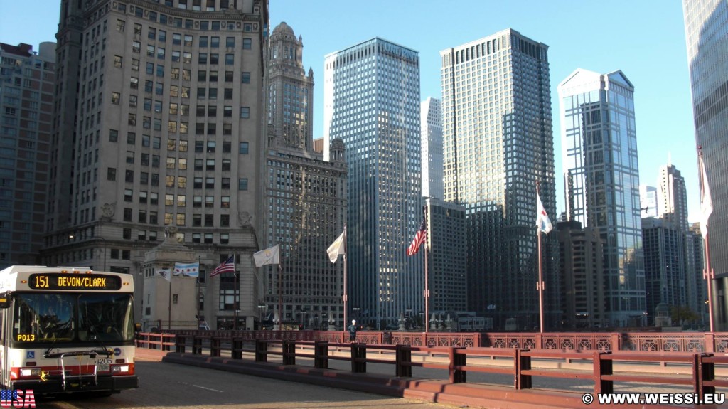 Ausblick. ... von der Michigan Avenue Bridge. - Gebäude, Cityfront Center - (Cityfront Center, Chicago, Illinois, Vereinigte Staaten)