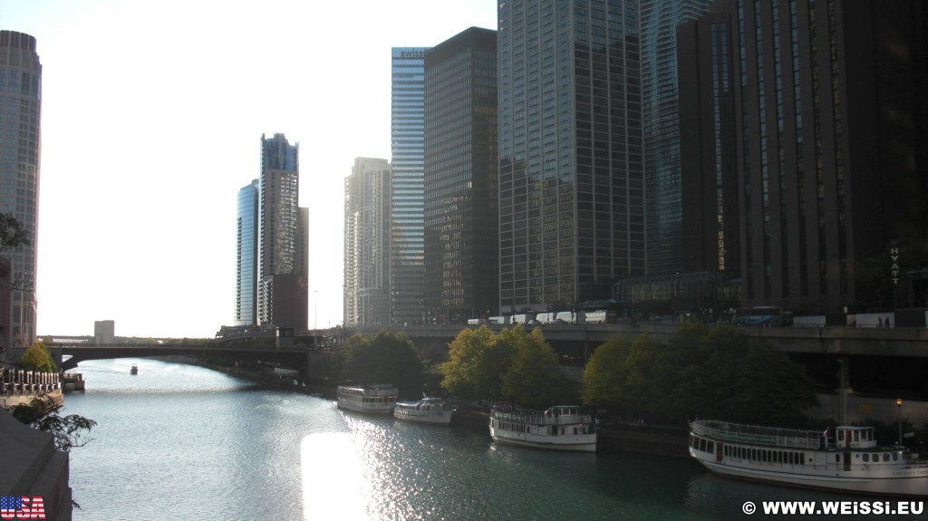 Ausblick. ... von der Michigan Avenue Bridge. - Gebäude, Cityfront Center - (Cityfront Center, Chicago, Illinois, Vereinigte Staaten)