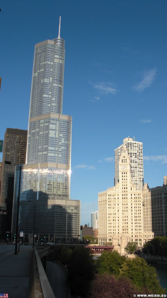 Wrigley Building. ... und Trump International Hotel and Tower. - Gebäude, Trump International Hotel and Tower, Cityfront Center - (Cityfront Center, Chicago, Illinois, Vereinigte Staaten)