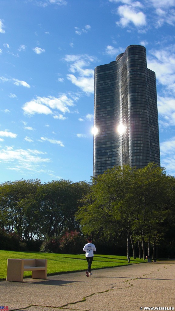 Lake Point Tower. vom Olive Park. - Gebäude, Wolkenkratzer, Cityfront Place, Lake Point Tower - (Cityfront Place, Chicago, Illinois, Vereinigte Staaten)