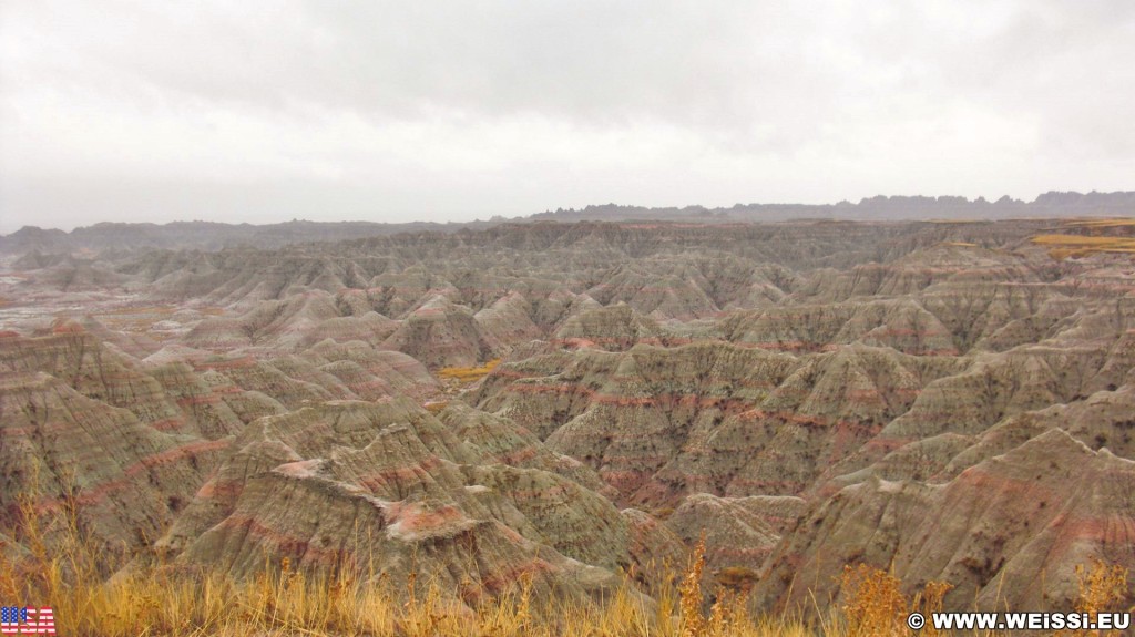 Badlands-Nationalpark. Big Badlands Overlook - Badlands-Nationalpark. - Landschaft, Felsen, Aussichtspunkt, Sandstein, Sandsteinformationen, Erosion, Hügel, Overlook, National Park, Badlands-Nationalpark, Badlands Loop Road, Big Badlands Overlook, Badlands, Gipfel - (Cactus Flat, Interior, South Dakota, Vereinigte Staaten)