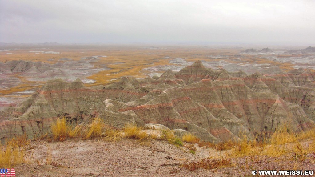 Badlands-Nationalpark. Big Badlands Overlook - Badlands-Nationalpark. - Landschaft, Felsen, Aussichtspunkt, Sandstein, Sandsteinformationen, Erosion, Hügel, Overlook, National Park, Badlands-Nationalpark, Badlands Loop Road, Big Badlands Overlook, Badlands, Gipfel - (Cactus Flat, Interior, South Dakota, Vereinigte Staaten)