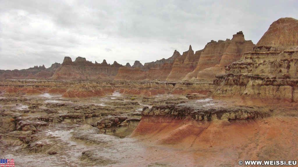 Badlands-Nationalpark. Door Trail - Badlands-Nationalpark. - Felsen, Sandstein, Sandsteinformationen, Erosion, Hügel, National Park, Badlands-Nationalpark, Badlands Loop Road, Gipfel, Cedar Pass, Door Trail - (Interior, South Dakota, Vereinigte Staaten)