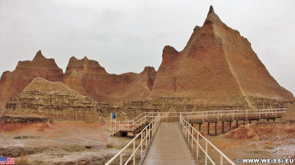 Badlands-Nationalpark. Door Trail - Badlands-Nationalpark. - Felsen, Sandstein, Sandsteinformationen, Erosion, Hügel, National Park, Badlands-Nationalpark, Badlands Loop Road, Holz-Weg, Weg, Pfad, Gipfel, Cedar Pass, Door Trail - (Interior, South Dakota, Vereinigte Staaten)