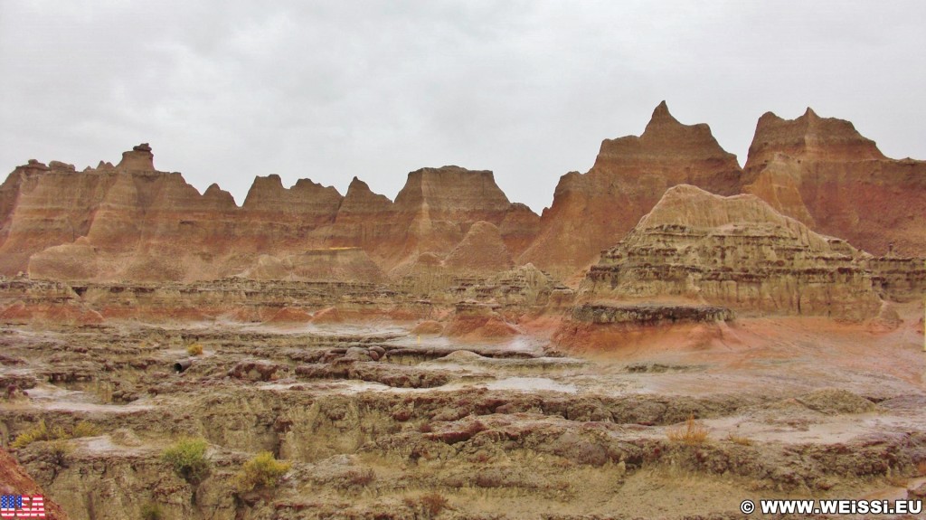 Badlands-Nationalpark. Door Trail - Badlands-Nationalpark. - Felsen, Sandstein, Sandsteinformationen, Erosion, Hügel, National Park, Badlands-Nationalpark, Badlands Loop Road, Gipfel, Cedar Pass, Door Trail - (Interior, South Dakota, Vereinigte Staaten)