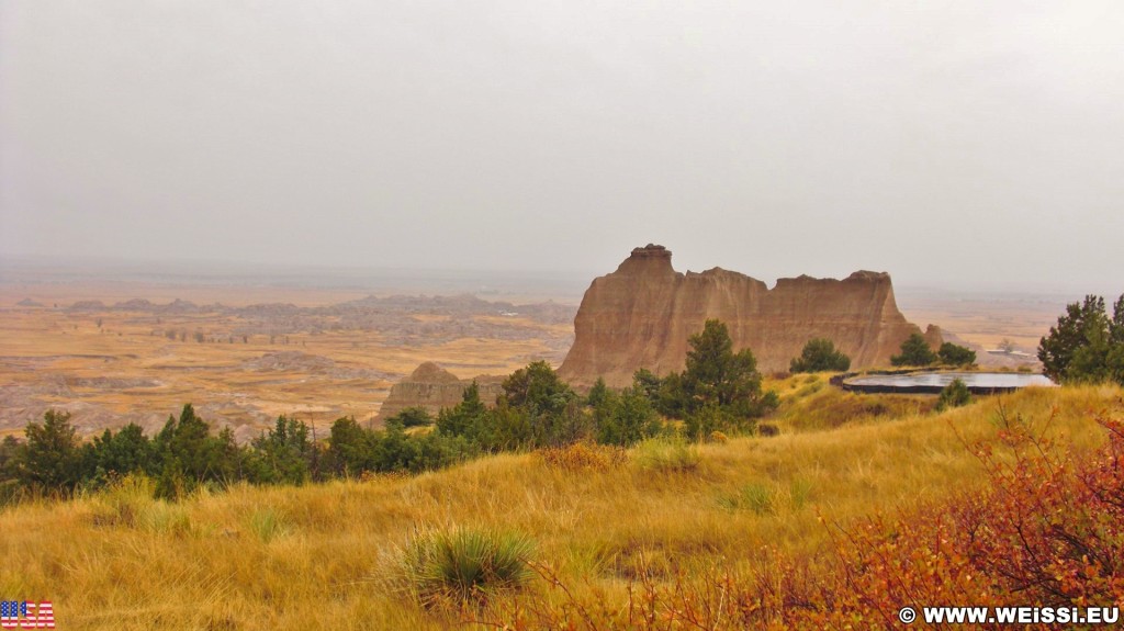 Badlands-Nationalpark. Cliff Shelf Nature Trail - Badlands-Nationalpark. - Felsen, Sandstein, Sandsteinformationen, Erosion, Hügel, National Park, Badlands-Nationalpark, Badlands Loop Road, Gipfel, Cedar Pass, Cliff Shelf Nature Trail - (Interior, South Dakota, Vereinigte Staaten)