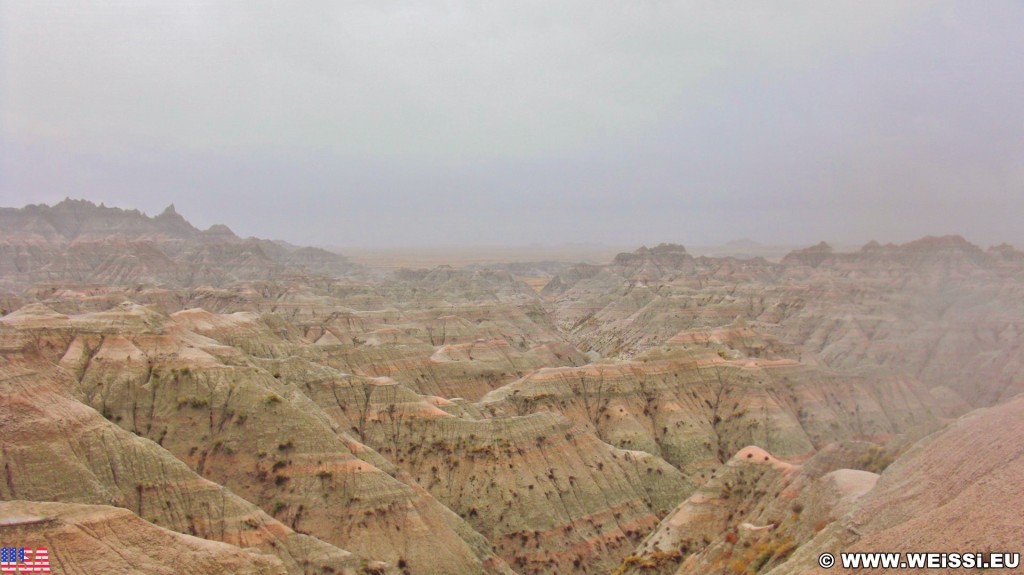 Badlands-Nationalpark. White River Valley Overlook - Badlands-Nationalpark. - Landschaft, Felsen, Aussichtspunkt, Sandstein, Sandsteinformationen, Erosion, Hügel, Overlook, National Park, Badlands-Nationalpark, Badlands Loop Road, Gipfel, White River Valley Overlook - (Interior, Scenic, South Dakota, Vereinigte Staaten)