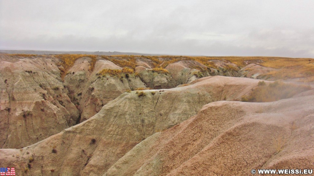 Badlands-Nationalpark. White River Valley Overlook - Badlands-Nationalpark. - Landschaft, Felsen, Aussichtspunkt, Sandstein, Sandsteinformationen, Erosion, Hügel, Overlook, National Park, Badlands-Nationalpark, Badlands Loop Road, Gipfel, White River Valley Overlook - (Interior, Scenic, South Dakota, Vereinigte Staaten)